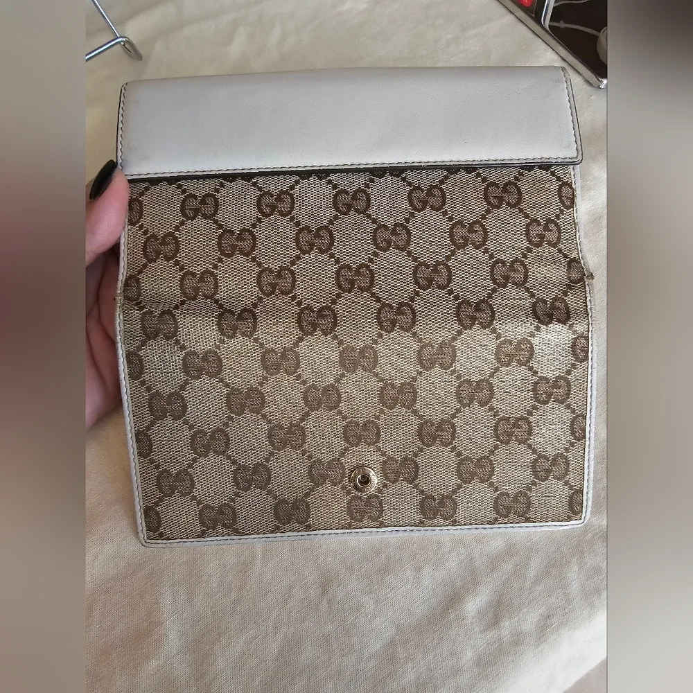 Vintage Gucci Wallet with Heart Detail - Picture 14 of 15